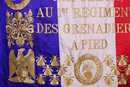 Drapeau du 1er régiment des grenadiers à pied de la Garde Impériale : 90 x 90 cm. Broderies machine rehaussées à la main