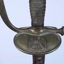 Épée d'officier subalterne, modèle 1857, clavier à l'aigle demi déployé, fourreau en 2 morceaux.