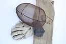 Ensemble escrime: 2 épées (à nettoyer), masque (manques), gant, housse pour armes, sous cuirasse.