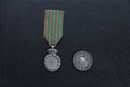 Réunion d'une médaille de Saint Hélène argentée et d'une médaille de Crimée.