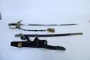 Sabre d'officier subalterne de marine, pliure marquée au fourreau, avec dragonne, et ceinturon