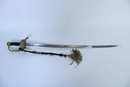 Sabre d'officier subalterne de marine, pliure marquée au fourreau, avec dragonne, et ceinturon