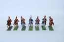 Lot de 7 Chasseurs à cheval de la garde, chevaux en plastique et cavaliers en plomb. 