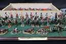Lot de 103 petites figurines en bon état avec un socle vert + 14 abimées. 