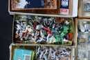 Lot de pièces détachées essentiellement en métal pour figurines, bustes, bras, jambes, têtes diverses, chevaux.