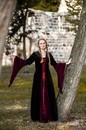 Robe d'inspiration médiévale Circée - Noir devant rouge. 