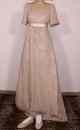 Robe brodée avec ballerines assorties.