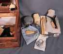 Necessaire de reparation et d'entretien pour soldat, dans une caisse en bois frappée de l'Aigle Impériale