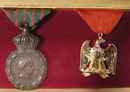 Coffret noir au profil de l'Empereur. Copies de Légion d'Honneur et débris de la Grande Armée, authentique médaille de Sainte Hélène 