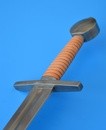 Épée une main -XIème, XIIème- Pommeau circulaire légèrement bombé, Quillon section carrée