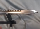 Baionette suisse à lame dentelée, modèle 1914, fourreau acier, avec son gousset porte baionette.