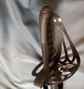 Lot de 2 sabres anglais: fusilier modèle 1827, sans fourreau et autre modèle avec fourreau