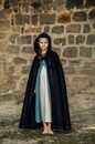 Cape médiévale Sonia enfant avec capuche longue et broderies