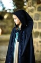 Cape médiévale Sonia enfant avec capuche longue et broderies