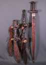 Lot de 2 armes africaines + un fourreau isolé.