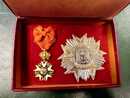 Coffret en cuir rouge contenant 2 copies de décorations de la Légion d'Honneur: 