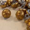 FRANCE Boutons dorés demi-boule pour képis et gilets d'arme de l'artillerie: 10 mm diam- L'unité.