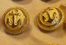Boutons dorés de la marine nationale, vers 1900. Diam 15 mm. Culots poinçonnés ancre et grenade.  Prix à l'unité 