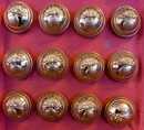 Boutons d'officier d'infanterie, bombés, aspect laiton, diam 17 mm, 3 ème republique. Neuf de stock. Prix à l'unité