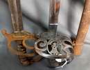 Lot de 2 sabres anglais: fusilier modèle 1827, sans fourreau et autre modèle avec fourreau