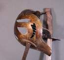 Lot de 2 sabres, dont un prussien pour l'escrime au sabre. En l'état.