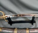 Sabre d'officier de cavalerie légère à la chasseur, Empire/ restauration. Lame bleuie dorée. Fourreau à garnitures laiton.