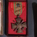 Lot de 5 médailles françaises: Médaille de la Grande Guerre, croix de guerre 14-18 et 1939, médaille militaire, médaille de l'UNC.