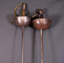 Lot de 2 rapières à tasse d'occasion. Avec et sans branche de garde. Lot 2 avec 1 pommeau rond plat et un tronconique