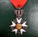 Lot Légion d'honneur- Monarchie de Juillet 1830/1848: Médaille de chevalier + 3 ème Rep: 3 insignes de boutonnière et 2 barrettes de rappel.