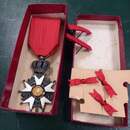 Lot Légion d'honneur- Monarchie de Juillet 1830/1848: Médaille de chevalier + 3 ème Rep: 3 insignes de boutonnière et 2 barrettes de rappel.