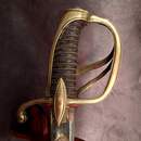 Sabre d'officier de cavalerie légère à la chasseur, Empire/ restauration. Lame bleuie dorée. Fourreau à garnitures laiton