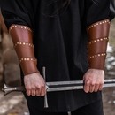 Brassards en cuir à rivets Arn - la paire