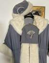 Manteau bordé de fausse fourrure + coiffe + réticule assortis