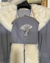 Manteau bordé de fausse fourrure + coiffe + réticule assortis