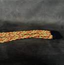 Aiguillettes or et rouges sans ferrets. Fabrication antérieure à 1960. Neuves de stock.