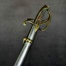 Sabre d'officier de cavalerie légère à la chasseur, Empire/restauration. Lame bleuie et dorée. Fourreau à garnitures laiton