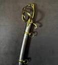 Sabre d'officier de cavalerie légère à la chasseur, Empire/restauration. Lame bleuie et dorée. Fourreau à garnitures laiton