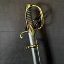 Sabre d'officier de cavalerie légère à la chasseur, Empire/restauration. Lame bleuie et dorée. Fourreau à garnitures laiton