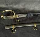 Sabre d'officier de cavalerie légère à la chasseur, Empire/restauration. Lame bleuie et dorée. Fourreau à garnitures laiton