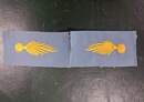 Paire d'insignes de col à la grenade allongée assymétrique. Une seule paire disponible. Jaune/bleu ciel