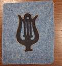 Lyres découpées bleues, soulignées d'un filet doré, sur fond bleu horizon. Stock très limité