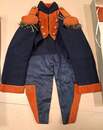 Habit d'officier de marine pour enfant, fabrication vers 1900, dans une boite ancienne.