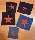 Grande guerre. Étoiles d'éclaireur de cavalerie en soie rouge/drap de laine bleu. Neuf de stock. Prix à l'unité