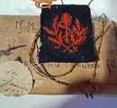 WWI. Paire de broderies de col au caducée rouge sur bleu marine foncé, 1892 ? Neuf de stock. 