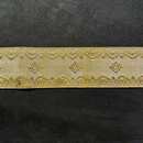Galon art déco argent à reflets jaune et motis entrelacs - Métallique - 40 mm - Fab. Française ancienne - Au mètre 