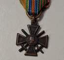 Grande Guerre. Croix de guerre miniature avec ruban regroupant 3 attributions:  Croix de guerre + blessés militaires +médaille militaire