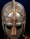 Casque de Sutton Hoo sur socle. Réplique de très haute qualité sur le modèle fabriqué par le British museum. Vendu en 2 h!