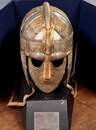 Casque de Sutton Hoo sur socle. Réplique de très haute qualité sur le modèle fabriqué par le British museum. Vendu en 2 h!