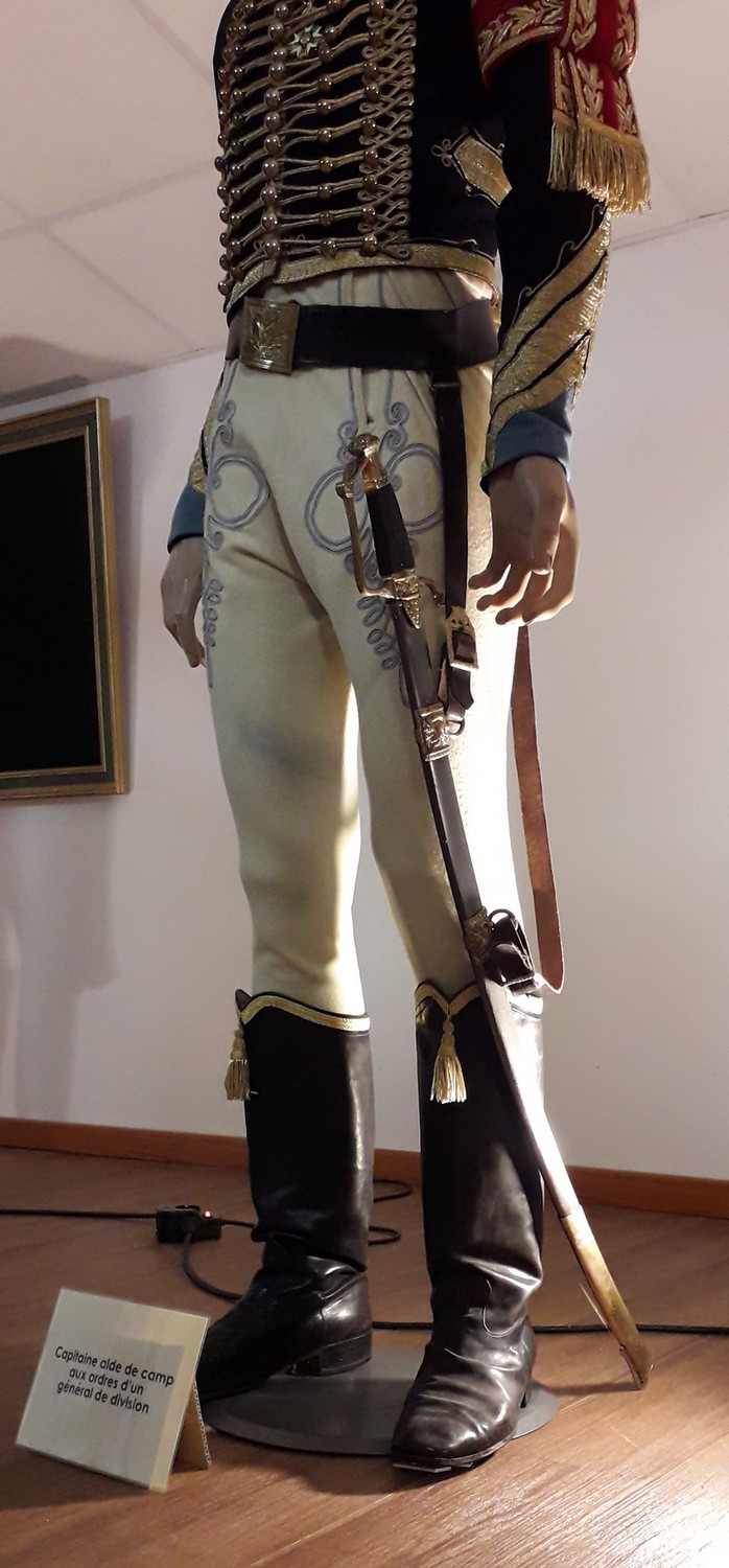 AntikCostume - Capitaine aide de camp - Tenue complète sans les bottes et  le mannequin. BONUS, une culotte bleue à bandes latérales or offerte en  plus.