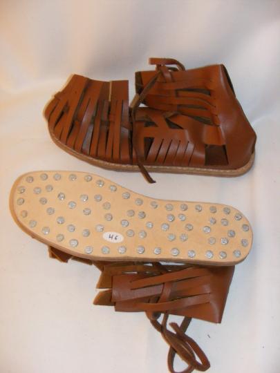 Caligae a semelles cloutées. Une seule paire en taille 41 en stock! 